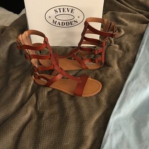 LIKE NEW STEVE MADDEN GLADIATOR SANDALS COGNAC 9.5